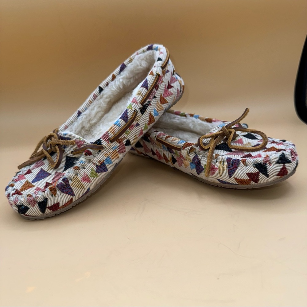 Minnetonka Cally‎ Geometric Women's Moccasins Sliooers, Size 6, EUC
